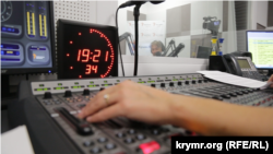 Київ. Радіостудія. В ефірі Олександр Янковський