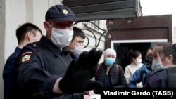 Мигранты и сотрудники полиции у здания Посольства Кыргызстана в Москве. 