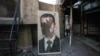 Un portret distrus al președintelui sirian destituit Bashar al-Assad se află într-o clădire guvernamentală devastată din Damasc, pe 8 decembrie 2024.