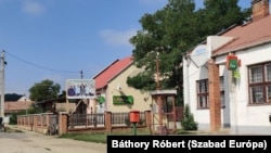 Kampányláz: kampánydalok, hitelek, falunapok, csomagok. Minden, ami kell.