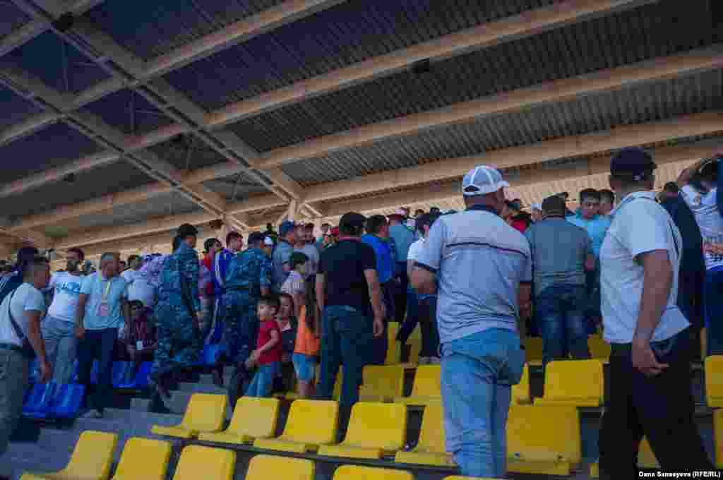 Көк бөрү оюн талаасында гана эмес, күйөрмандар ортосунда да кызуу талаш-тартыштар менен коштолду.&nbsp;Ипподромдун дикторлору эгер алар тынчтанбаса, оюнду токтотуп коюуга чейин барарын эскертип жатты.&nbsp;