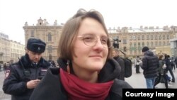 Евгения Кулакова Санкт-Петербургтегі "Желі" ісі бойынша айыпталғандарды қолдау акциясында.