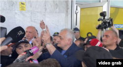 მამუკა ხაზარაძე მოსამართლე გურამ შარაძის გადაწყვეტილებით, 23 ივნისს დააკავეს პარტიის ოფისში - მას თანამებრძოლ ბადრი ჯაფარიძის მსგავსად 8-თვიანი პატიმრობა აქვს მისჯილი.