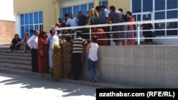 Очередь перед отделением банка, Туркменистан (архивное фото)  