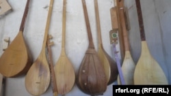 Instrumente muzicale tradiționale afgane, într-o imagine din 2016. Multe asemenea obiecte au fost arse de talibani, după revenirea lor la putere.