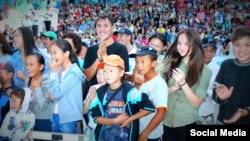 Ош шаарынын спорт аренасында саясий партия уюштурган концерт. Июль. 2015-ж.