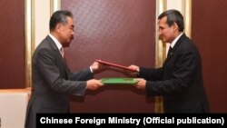 Hytaýyň daşary işler ministri Wan I (çepde) we Türkmenistanyň daşary işler ministri Raşid Meredow. Aşgabat. 12-nji iýul, 2021 ý.