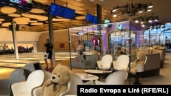 Respektimi i distancës fizike në një lokal në Prishtinë, si masë mbrojtëse nga përhapja e koronavirusit.
