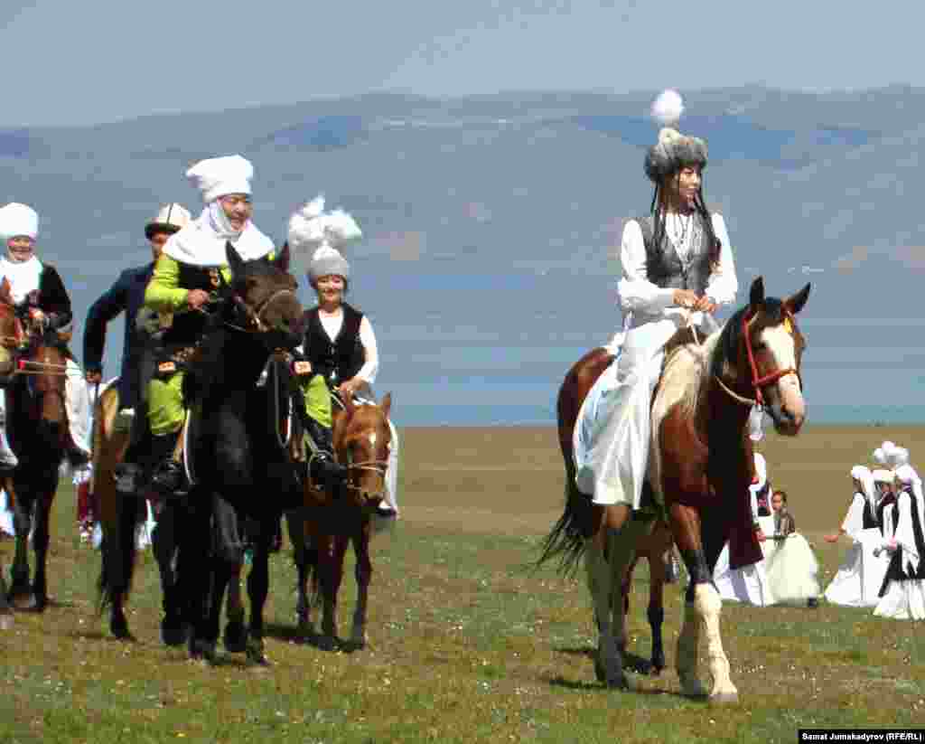 Тойдун алкагында &ldquo;Улуу кыргыз көчү" аттуу театралдаштырылган көргөзмө өтүп, Акмөөрдүн Жантай ханга турмушка узатуу учуру элге сахналаштырылып көрсөтүлдү.