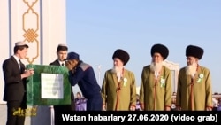 Prezidentiň adyndan berilýän sowgat