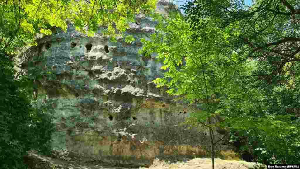 Меловая скала, в которой расположен грот Чокурча