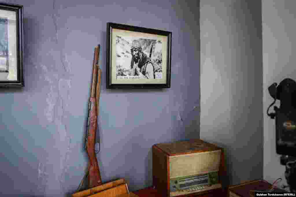 Музейде "Караш-караш"&nbsp;фильминде колдонулган мылтык да сакталып турат. Бул тасманын режиссеру -&nbsp; Болот Шамшиев. "Кыргызфильм" жана "Казакфильм" биргеликте тарткан тасмада баш каармандын ролун&nbsp;Сүймөнкул Чокморов&nbsp;ойногон.