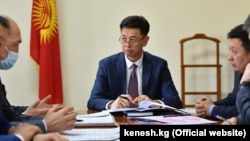 Медербек Сатыев (в центре). 