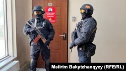 Orda.kz редакциясы есігінің сыртында тұрған қарулы полиция. Алматы, 1 желтоқсан, 2025 жыл.
