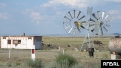 Ветроэнергетическая установка кустарного производства в окрестностях города города Балхаш. Иллюстративное фото.  