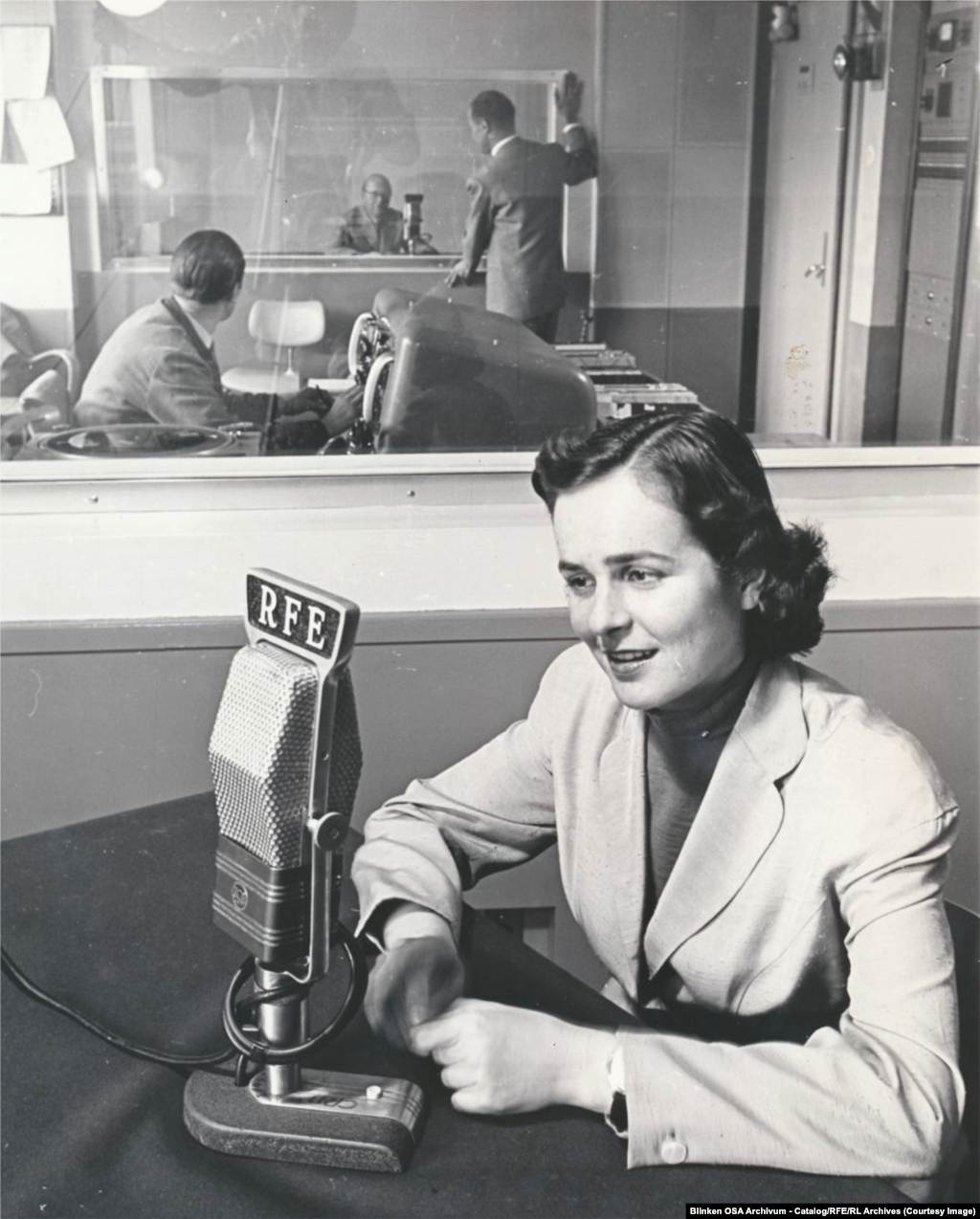 Вугорская вядоўца ў офісе Радыё Свабодная Эўропа (RFE) у Мюнхэне, Нямеччына, 1955 год.Амэрыканскае радыё пачало перадачы пяцьцю гадамі раней, 4 ліпеня 1950 году.