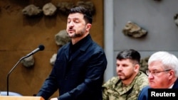 უკრაინის პრეზიდენტი ვოლოდიმირ ზელენსკი მიმართავს ნიდერლანდის სამეფოს პარლამენტის წარმომადგენელთა პალატას. 16 დეკემბერი, 2025 წელი. ჰააგა