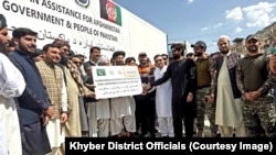 د پاکستان د سرحدي او قبایلي چارو وفاقي وزیر امیر مقام په تورخم کې د طالبانو د حکومت مسوولینو ته مرستې سپاري - د سېپټېمبر څلورمې انځور 