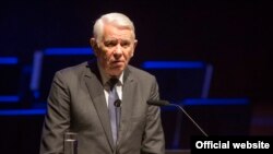 Grupul ALDE din Senat depinde de Teodor Meleșcanu, care nu poate să fie dat din partid fără să existe riscul dizolvării acestui grup. 