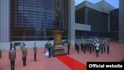 Открытие памятника Назарбаеву перед военным вузом в Астане состоялось в 2020 году в канун его 80-летия