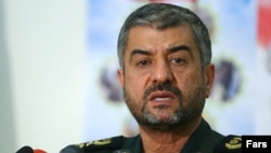 محمدعلی جعفری فرمانده کل سپاه پاسداران هفته اول تیرماه در جمع فرماندهان ميانی اين نيرو از انجام تغييرات ساختاری جديدی در سپاه و تشکيل ۳۱ سپاه استانی خبر داد. (عکس: فارس)