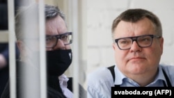 Віктар Бабарыка ў судзе 17 лютага 2021 (зьлева) і падчас перадвыбачай прэс-канфэрэнцыі 11 чэрвеня 2020. Каляж AFP(Belta)/svaboda.org