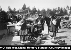 Țărani ucraineni din regiunea Kiev, la sfârșitul anilor 1800 sau începutul anilor 1900.