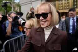 E. Jean Carroll, centru, iese din tribunalul federal din Manhattan, marți, 9 mai 2023, la New York.