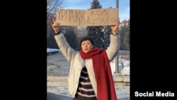 Гульбакыт Отебаева проводит одиночный пикет, 27 января 2025 г.