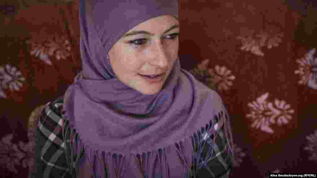 Мер'єм Куку &ndash; вчитель англійської та кримськотатарської мов. Поза домашніми справами і поїздками на суди чоловіка вона займається репетиторством