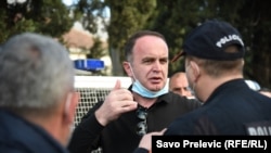 Kryetari i Komunës së Tuzit, Nik Gjeloshaj gjatë një proteste kundër masave të kufizimit ndaj pandemisë, shkurt 2021.