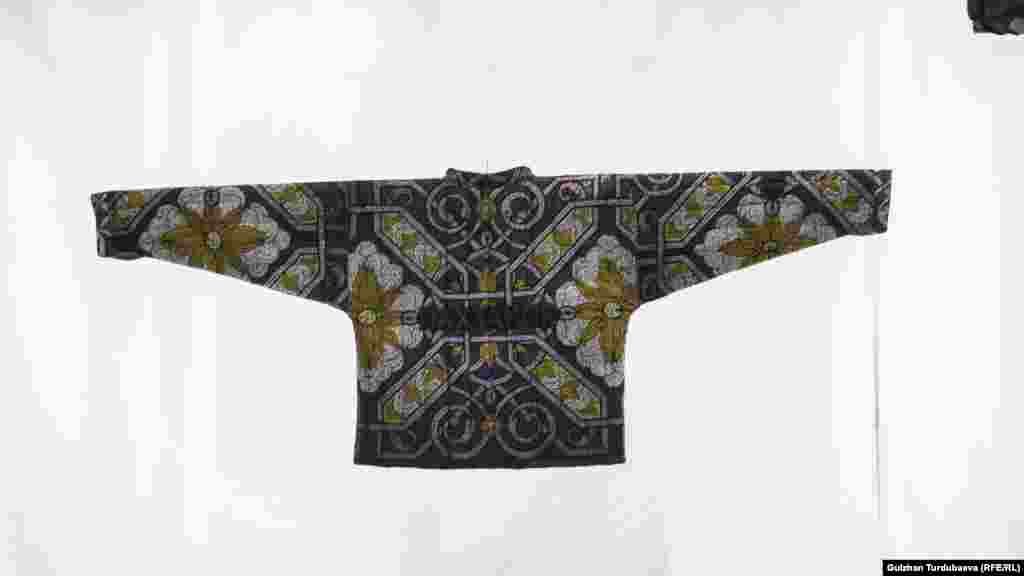 "Пахтакор - бул Совет доорунан калган нарратив сөздөрдүн бири. Ал пахта терген адамдарда берилген каймана ат. Совет доорунда пахта терген бул өтө жоопкерчиликтүү жана сыймыктуу иш деген түшүнүк эл арасында жайылтылган идеалогиянын бири болгон. Бирок чындыгында ал сөздүн артында элди мажбурлап иштетүү аракети гана турат. Пахтакор бул шахтёр сыяктуу эле жумушчу күч. Азыр эл арасында&nbsp;пахтакор түшүнүгү такыр башкача колдонулуп, айтылып келет. Пахтакор - бул бирөөнү мактап сүйлөп, жагынып, өзүнүн жеке кызыкчылыктары үчүн башка адамдын астына чөгөлөй калган кишинин образын түшүндурүп турат. Пахтакор - чындыгында кулчулуктун образы. Биз мунун баарын кайра ойлонуп, түшүнүүбүз керек. Негизи эле көргөзмөнүн максаты өтмүштү кайра ойлонуу, түшүнүү деген максатта өтүп жатат", - деди көргөзмөнүн кураторлорунун бири Максуд Аскаров.&nbsp;