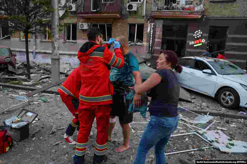 Десятки получили ранения, не менее трех десятков человек были госпитализированы в тяжелом состоянии и с травмами средней степени тяжести