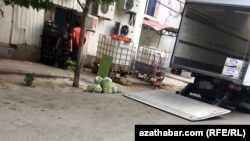  Döwlet dükanynyň arka tarapy, Aşgabat 