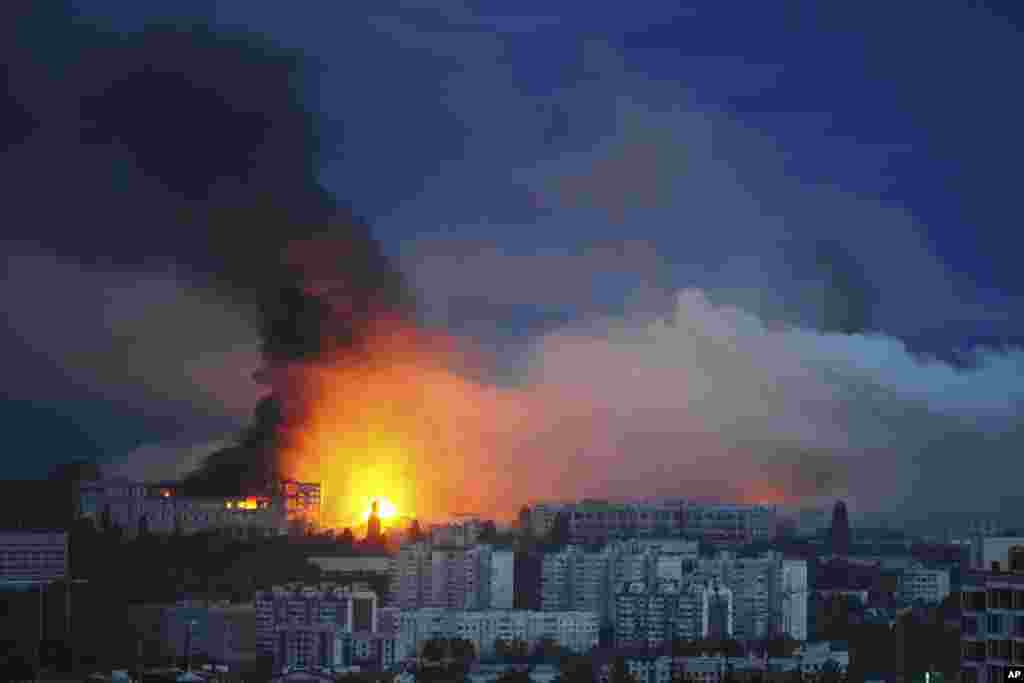 بلند شدن آتش و دود از محل اصابت یک موشک روسی به منطقه‌ای مسکونی در خارکیف، اوکراین، در روز هفتم ژوئن