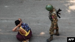 Мандалай шаарында кармалган демонстрант, 3-март 2021-жыл.