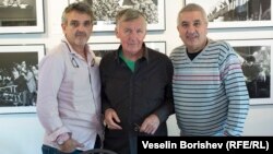 От ляво надясно: Цветан Томчев, Виктор Гилтяй, Иван Григоров. Снимани са на фона на четвърти техен колега - Тихомир Пенов. Изложбата е в софийския арт център "Фотосинтезис".