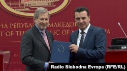 Архивска фотографија- Еврокомесаро Јоханес Хан му го предаде Извештајот на ЕК на премиерот Зоран Заев 