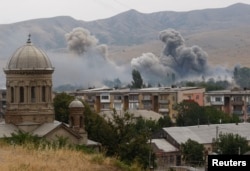 Nori de fum după un bombardament rusesc la Gori, 80 de kilometri depărtare de Tbilisi, 9 august 2008.
