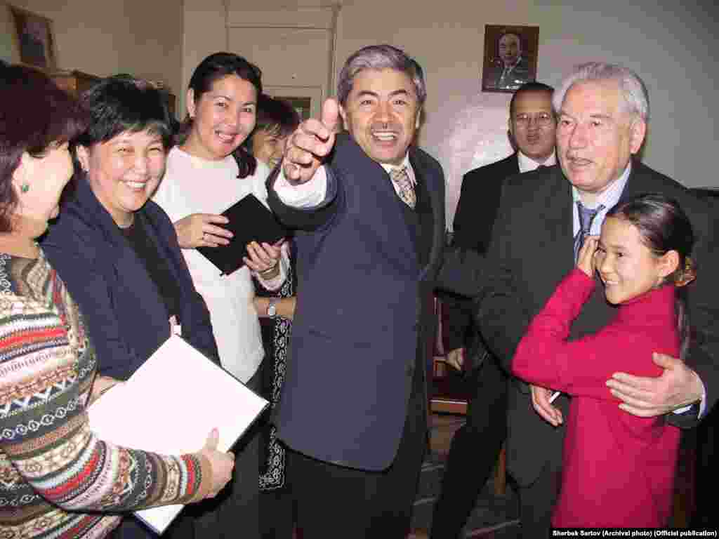 Чыңгыз Айтматов "Кыргыз Туусу" гезитинин жамааты жана Эркингүл Тургунбекова менен. 2004-жыл.