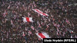 Minsk ko‘chalarida tinch norozilik yurishiga chiqqan beloruslar, 23 avgust, 2020