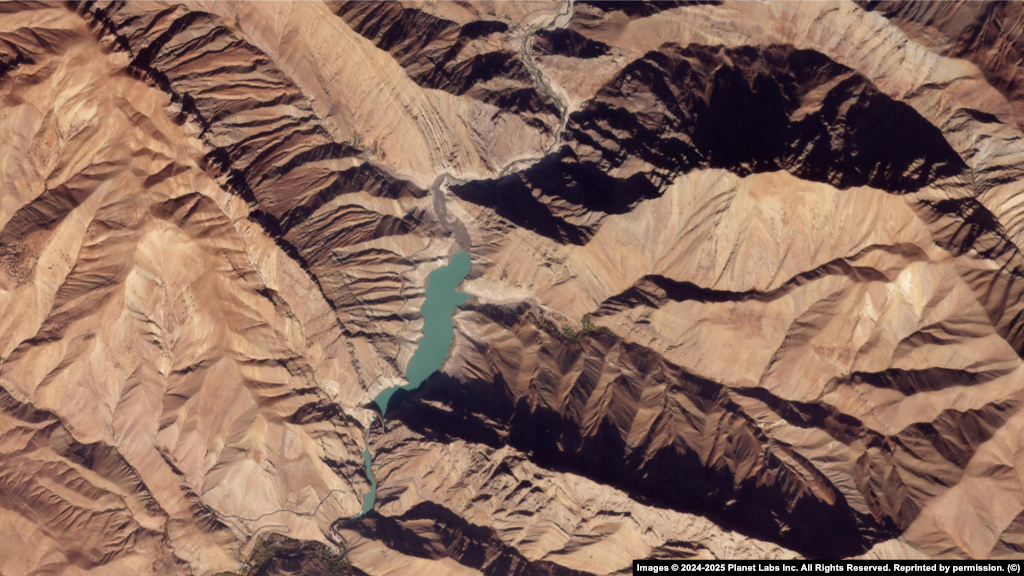 Сарбанди Амири Кабир: Ин сарбанд бар болои дарёи Караҷ дар кӯҳҳои Албурз бунёд шудааст. Сарбанди Амири Кабир шаҳри Теҳронро бо об таъмин мекунад, барқ тавлид менамояд ва дар контроли селобҳои мавсимӣ кӯмак мекунад.