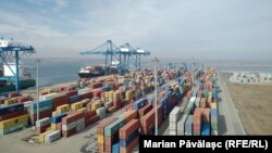 Parfumuri contrafăcute de zeci de milioane de euro ar fi intrat în România prin Portul Constanța. 