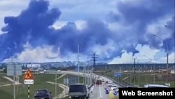 "Белая" аскердик базасынан көтөрүлгөн түтүн. Иркутск, 2025-жылдын 1-июну.