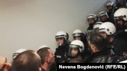 Policija i demonstranti u zgradi RTS-a