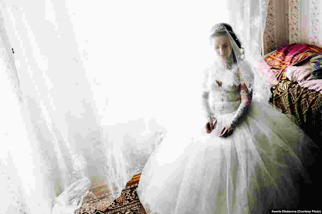 Мирфароз, жених Фазилы, говорит: "Женщина или девушка, хоть бы она была шустрее своего мужа, хоть бы умнее, она все равно хотя бы видом должна показать, что слабая и зависимая. В этом мудрость. Таких надо уважать, и жизнь получится"