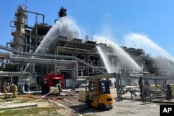 Пожежники МНС Росії гасять пожежу на Новошахтинському нафтопереробному заводі в Ростовській області, червень 2024 року