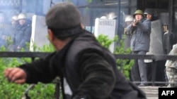 Апрель окуясы маалында 87 киши набыт болгон. Кийин жаракат алгандар арасында каза болгондордун саны артып, жалпысынан 100дөн ашуун адам жарыкчылык менен кош айтышты. (Фото 2010-жылдын 7-апрели).