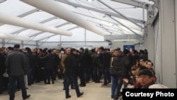 Мигарциялык борбордо кезек күткөндөр.