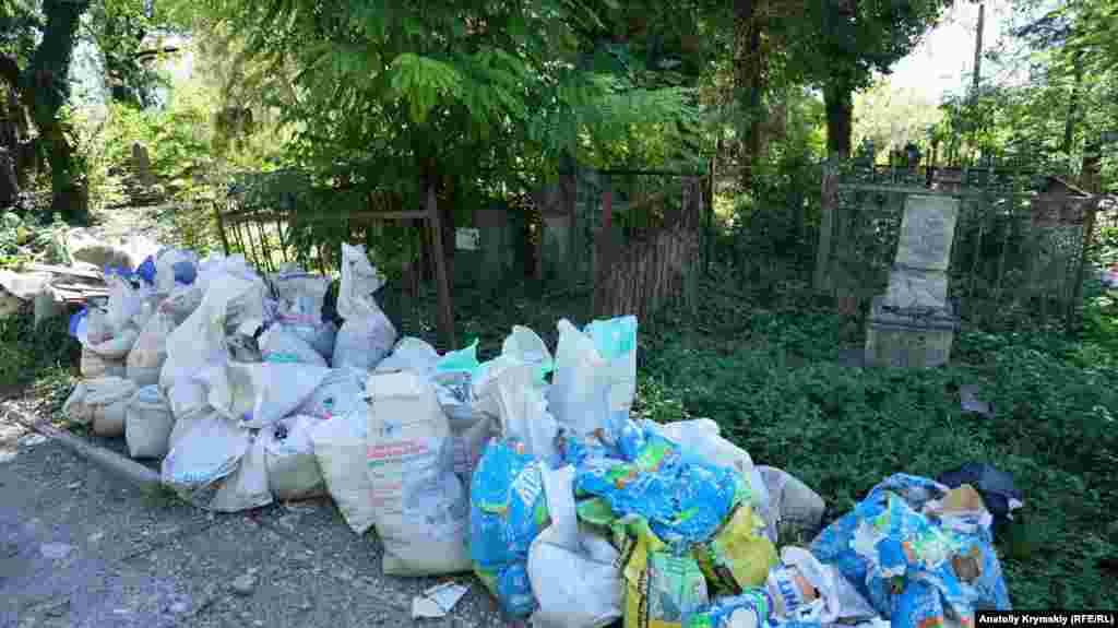 Bütün Muqaddeslerniñ Baş kilsesi tarafından kiriş yanında qurulış çöplüginen yaqında ketirilgen çuvallar